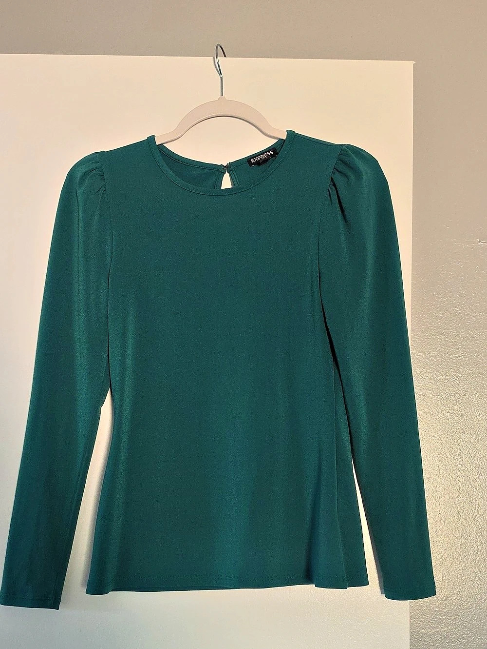 Express Long Sleeve Keyhole Top in Green Like New